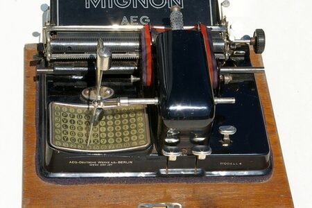 Eine alte Zeigerschreibmaschine Mignon Typ 4