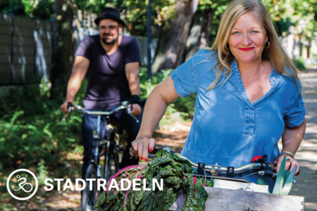 Ein Mann und eine Frau mit Fahrrädern