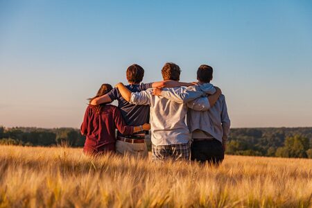 Vier junge Menschen mit dem Rücken zur Kamera
