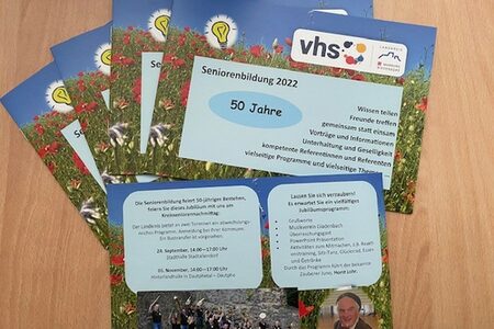 Mehrere Prospekte „50 Jahre Seniorenbildung“