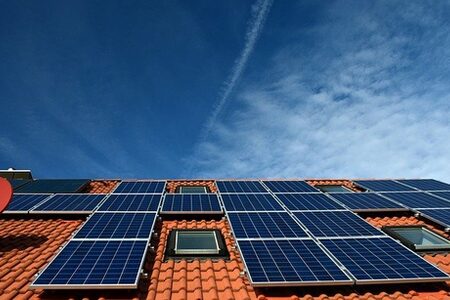 Dach mit Solarmodulen