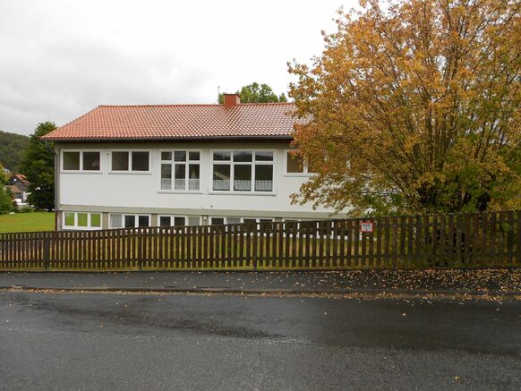 Aussenansicht der ehemaligen Grundschule Engelbach