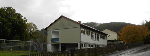 Aussenansicht der ehemaligen Grundschule Engelbach