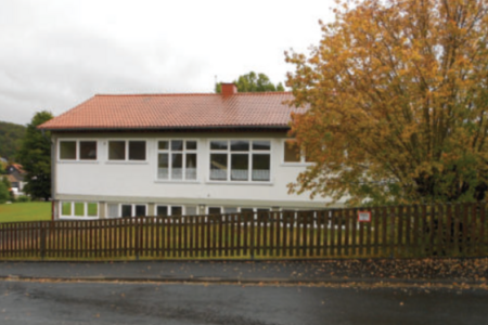 Foto der ehemaligen Grundschule Engelbach, Außenansicht