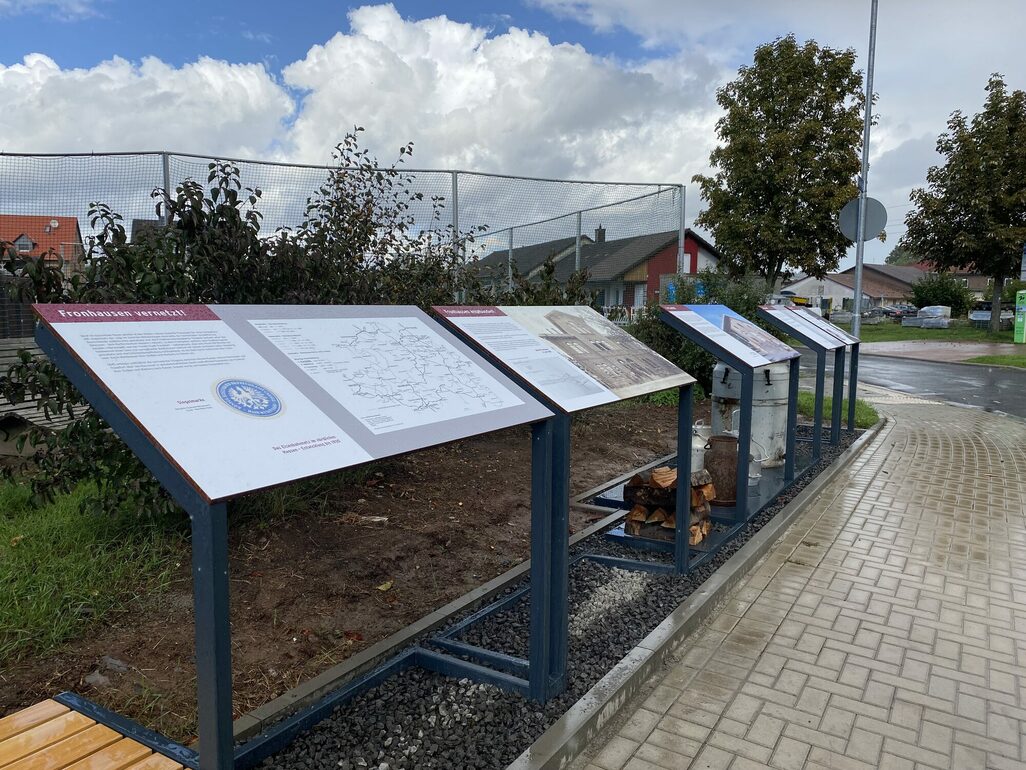 Ein Teil der Ausstellung am Standort Bahnhof Fronhausen