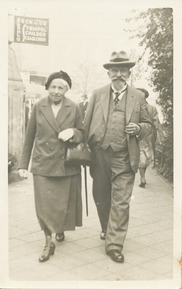 Kurt und Gertrud Hensel, ca. Mitte 1930er, Spaziergang in LEIPZIG, K020 PA Stefan Günther