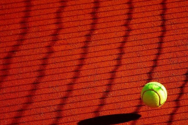 Tennisball springt über das Feld