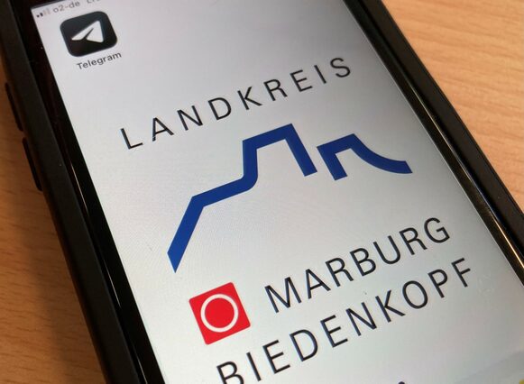 Handy-Display mit der Telegram-Seite des Landkreises Marburg-Biedenkopf