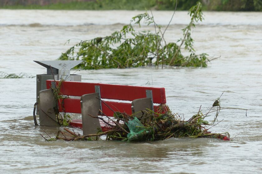 Hochwasser: Überschwemmte Parkbank