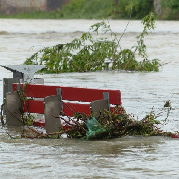 Hochwasser: Überschwemmte Parkbank