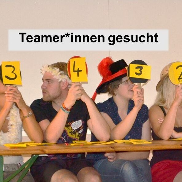 Teamer*innen bei einer Punktevergabe