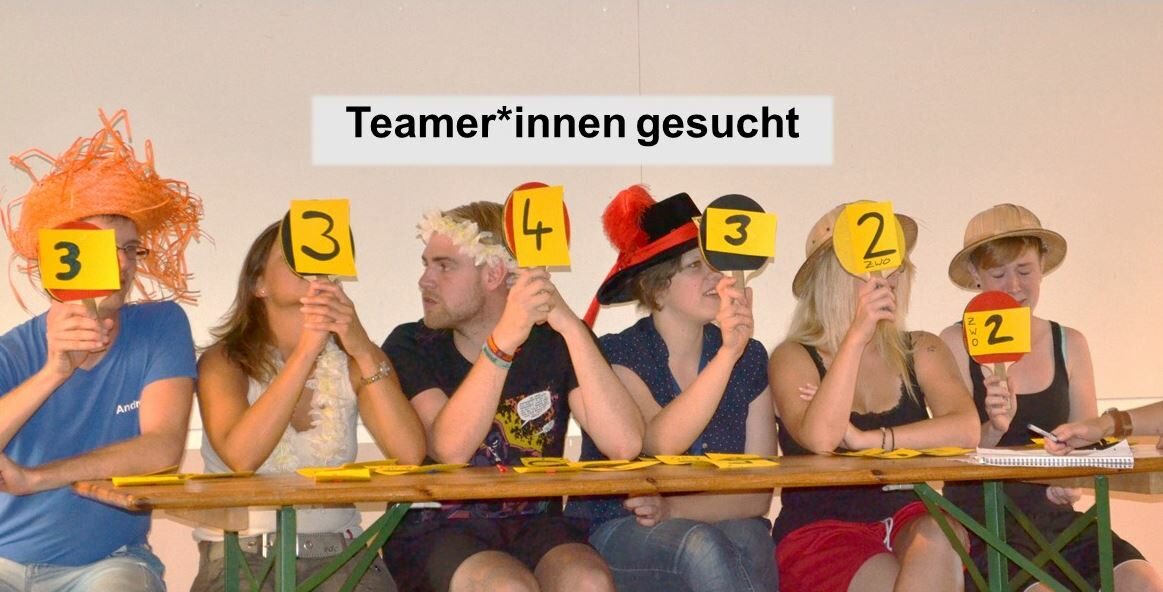 Teamer*innen bei einer Punktevergabe