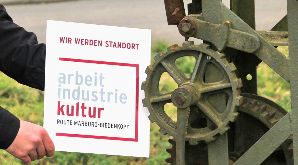 Schild "Wir werden Standort Route der Arbeits- und Industriekultur" am Bahnhof Fronhausen