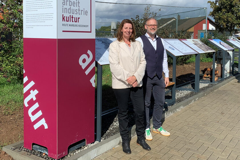 Bürgermeisterin Claudia Schnabel und Landrat Jens Womelsdorf bei der Eröffnung des Standorts in Fronhausen