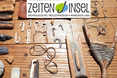 Exponate des Archäologischen Freilichtmuseums „Die Zeiteninsel“
