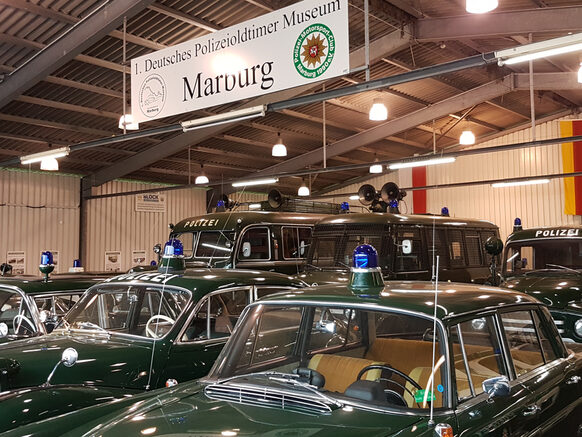 Blick in eine Halle des Polizeioldtimer Museums Marburg