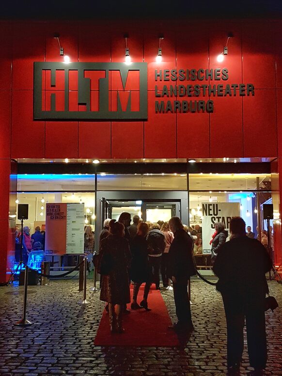 Foyer von außen, Theater am Schwanhof bei Nacht
