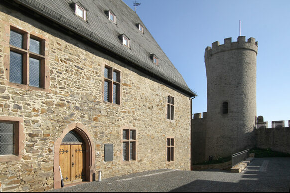 Der imposante Palas, Wohngebäude von Schloss Biedenkopf, ist Sitz des Museums