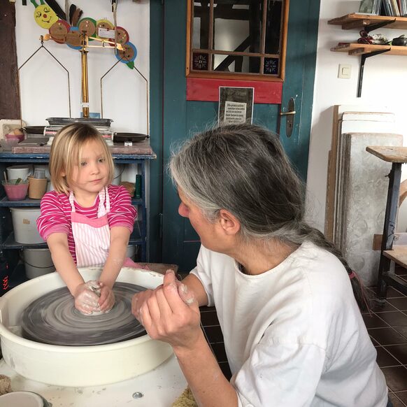 Ulla Bremer gibt einen Workshop für Kinder