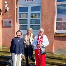 Die Töchter des in der Ausstellung abgebildeten Bahnangestellten Karl Ludwig Jung: Lydia Münch-Schumacher, Helga Ziegenspeck-Jung und Angelika Schmalenbach, alle geborene Jung bei der Eröffnung.