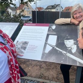Die Töchter des in der Ausstellung abgebildeten Bahnangestellten Karl Ludwig Jung: Lydia Münch-Schumacher, Helga Ziegenspeck-Jung und Angelika Schmalenbach, alle geborene Jung bei der Eröffnung.