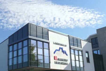 Logo des Landkreises am Kreishaus in Marburg
