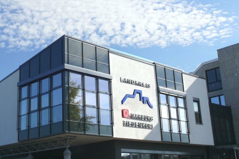 Logo des Landkreises am Kreishaus in Marburg