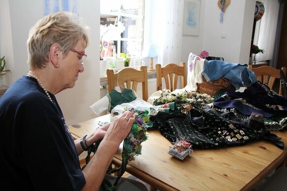 Als Trachtenbeauftragte näht Helga Rösser Kleider und Accessoires und sorgt für die richtige Dekoration.
