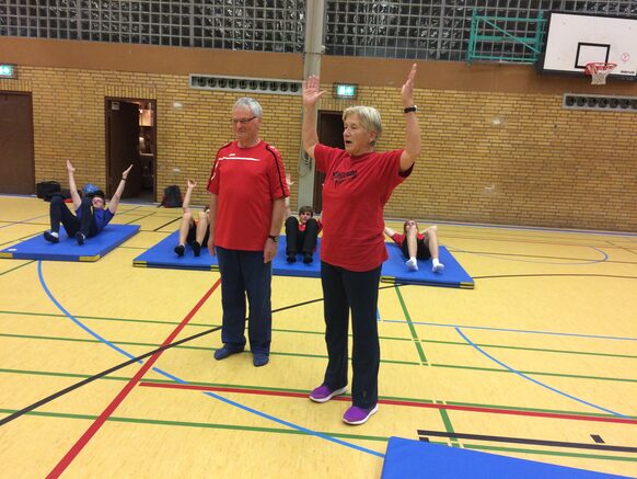 Jutta und Wilfried Eisenberg beim Training in der Turnhalle