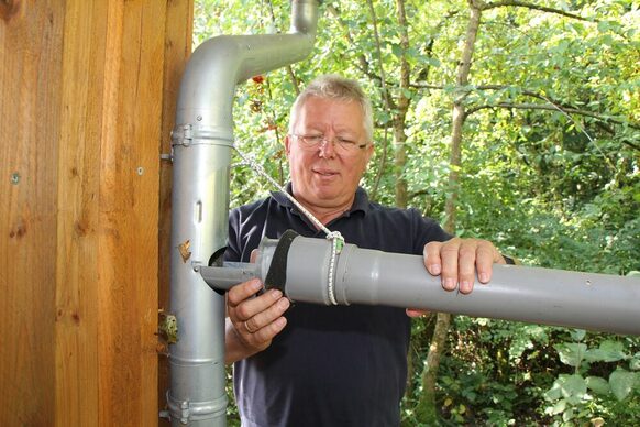 Peter Barie hilft bei der Instandhaltung und Pflege der Hütte am Schwarzenborner Tor.