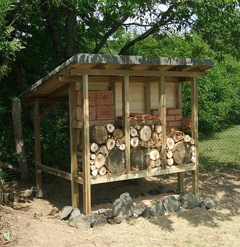 Insektenhotel im Schulgarten des Schulbiologiezentrums