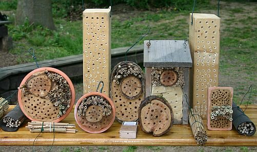 Nisthilfen für Wildbienen aus unterschiedlichen Naturmaterialien