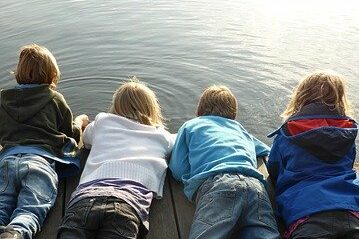Vier Jugendliche am Teich