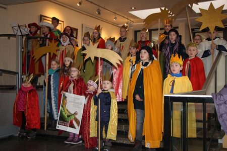 Sternsinger segnen das Landratsamt Marburg-Biedenkopf und singen traditionelle Lieder zum Dreikönigstag