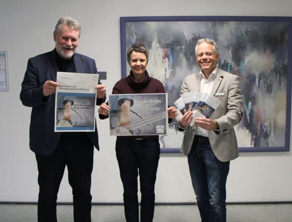 Landrätin Kirsten Fründt hat gemeinsam mit Fachdienstleiter Stephan Landmann (li.) und Fachbereichsleiter Uwe Pöppler das Freizeit- und Bildungsprogramm des Kreises für das Jahr 2018 vorgestellt. Das Motto in diesem Jahr: Alltag durchbrechen – Neues entdecken“.