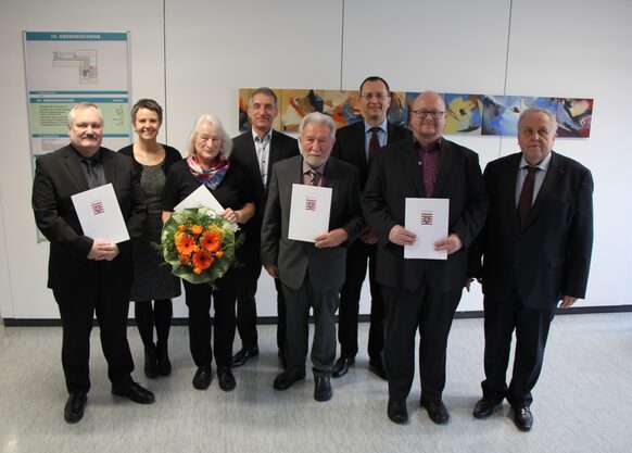 Landrätin Kirsten Fründt (2. v. li.) überreichte die Ehrenbrief des Landes Hessen. Geehrt wurden Friedrich Weigl (1. v. li.) Dorothea Weigl (3. v. l), Edgar Weigl (5. v. li.) und Lutz Achenbach (2. v. re.). Die Auszeichnungen angeregt haben Jörg Thomas Weigel (4. v. li.) und Dr. Hans Heuser (v. re.). Auch Biedenkopfs Bürgermeister Joachim Thiemig (3. v. re.) zollte den Geehrten Dank und Anerkennung.