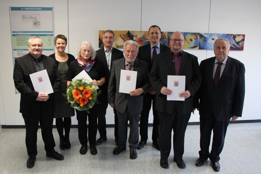 Landrätin Kirsten Fründt (2. v. li.) überreichte die Ehrenbrief des Landes Hessen. Geehrt wurden Friedrich Weigl (1. v. li.) Dorothea Weigl (3. v. l), Edgar Weigl (5. v. li.) und Lutz Achenbach (2. v. re.). Die Auszeichnungen angeregt haben Jörg Thomas Weigel (4. v. li.) und Dr. Hans Heuser (v. re.). Auch Biedenkopfs Bürgermeister Joachim Thiemig (3. v. re.) zollte den Geehrten Dank und Anerkennung.