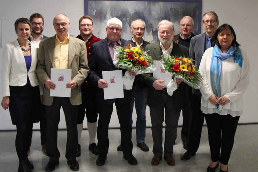 Landrätin Kirsten Fründt (li.) überreichte die Ehrenbriefe des Landes Hessen. Geehrt wurden Klaus Pankalla (3. v. li.) Joachim Wallus (5. v. l) und Wolfgang Richardt (4. v. re.). Die Auszeichnungen angeregt haben Andreas Runkel (4. v. li.), Peter Kornmann (5. v. re.), Wolfgang Ebert (3. v. re.) und Jürgen Schwarz (2. v. re.). Auch Breidenbachs Bürgermeister Christoph Felkl (2. v. li.) und die Erste Beigeordnete der Gemeinde Ebsdorfergrund Elisabeth Newton (re.) zollten den Geehrten Dank und Anerkennung.