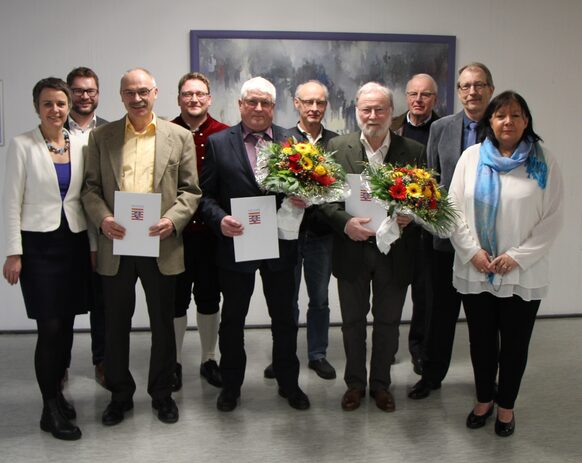 Landrätin Kirsten Fründt (li.) überreichte die Ehrenbriefe des Landes Hessen. Geehrt wurden Klaus Pankalla (3. v. li.) Joachim Wallus (5. v. l) und Wolfgang Richardt (4. v. re.). Die Auszeichnungen angeregt haben Andreas Runkel (4. v. li.), Peter Kornmann (5. v. re.), Wolfgang Ebert (3. v. re.) und Jürgen Schwarz (2. v. re.). Auch Breidenbachs Bürgermeister Christoph Felkl (2. v. li.) und die Erste Beigeordnete der Gemeinde Ebsdorfergrund Elisabeth Newton (re.) zollten den Geehrten Dank und Anerkennung.