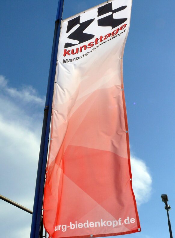 Fahnenbanner mit dem Logo der Kunsttage