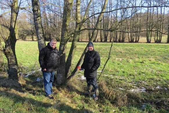 Neustadts Bürgermeister Thomas Groll (li.) und Michael Zerbe vom Landkreis Marburg-Biedenkopf beim Vorbereiten der Gehölzschnittarbeiten im Otterbachtal bei Neustadt. Bis Ende Februar werden dort im FFH-Gebiet „Maculinea Schutzgebiet bei Neustadt“ Ufergehölze zurückgeschnitten.