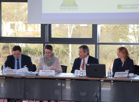 Rolf Reul (Gesundheitsamt Marburg-Biedenkopf), Landrätin Kirsten Fründt, Oberbürgermeister Dr. Thomas Spies und die Leiterin des Gesundheitsamtes, Dr. Birgit Wollenberg, (v. li.) möchten die Gesundheitsförderung in der Region stärken