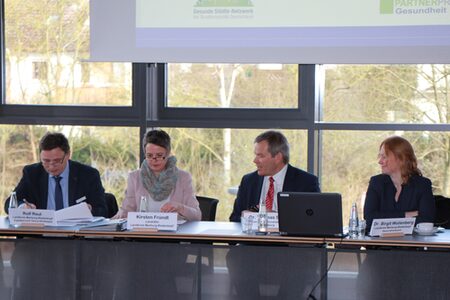 Rolf Reul (Gesundheitsamt Marburg-Biedenkopf), Landrätin Kirsten Fründt, Oberbürgermeister Dr. Thomas Spies und die Leiterin des Gesundheitsamtes, Dr. Birgit Wollenberg, (v. li.) möchten die Gesundheitsförderung in der Region stärken