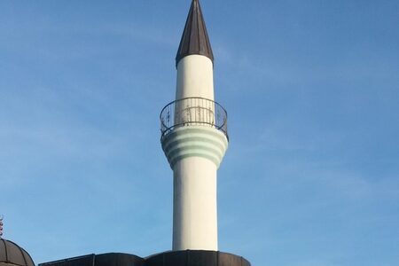 Die Fatih-Moschee in Stadtallendorf ist eine der wenigen klassischen Minarett-Moscheen in der Region