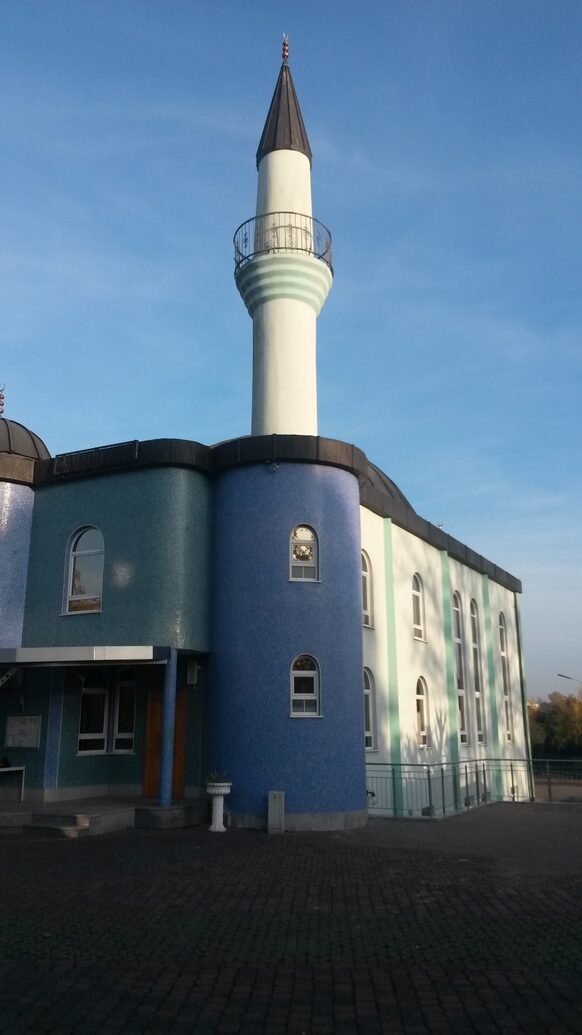 Die Fatih-Moschee in Stadtallendorf ist eine der wenigen klassischen Minarett-Moscheen in der Region
