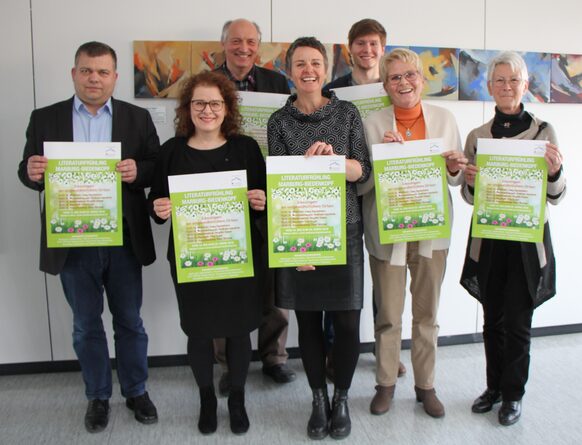 Bürgermeister Thomas Groll (Neustadt), Mariella Terzo (Terzo PR), Horst Barthel (Galerie im Glashaus), Landrätin Kirsten Fründt, Johannes Gruber (Gemeinde Bad Endbach), Ulla Vaupel und Hanna Schünemann (beide Alte Kirche Weimar-Niederweimar) freuen sich über den kommenden Literaturfrühling im Landkreis.