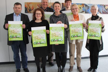 Bürgermeister Thomas Groll (Neustadt), Mariella Terzo (Terzo PR), Horst Barthel (Galerie im Glashaus), Landrätin Kirsten Fründt, Johannes Gruber (Gemeinde Bad Endbach), Ulla Vaupel und Hanna Schünemann (beide Alte Kirche Weimar-Niederweimar) freuen sich über den kommenden Literaturfrühling im Landkreis.