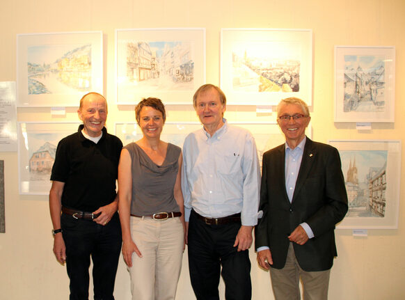 Nach der Ausstellungseröffnung (vorne .li.): Laudator Hans Gottlob Rühle, Landrätin Kirsten Fründt, Künstler Heinz Zürcher und Kreistagsvorsitzender Detlef Ruffert.