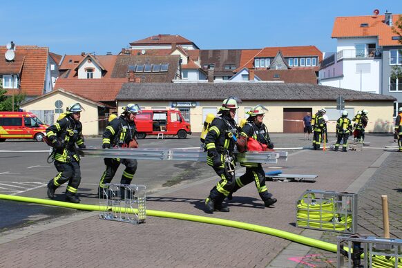 Teilnehmende Feuerwehr-Angehörige bei einer Übung