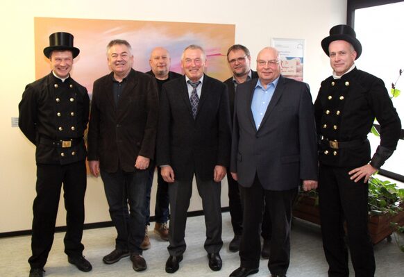 Drei langjährige Bezirksschornsteinfegermeister wurden in den Ruhestand verabschiedet [v.l.n.r.): Axel Bretthauer (Kreisobmann der Schornsteinfeger), Fritz Spies, Reiner Fischer (Kreisverwaltung), Walter Strube, Ottfried Engelbach (Kreisverwaltung), Jürgen Moll sowie Klaus Wagner, (stellv. Kreisobmann der Schornsteinfeger)